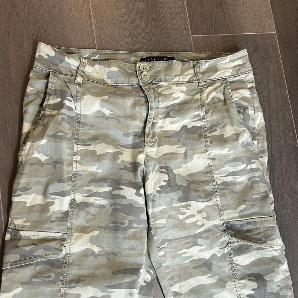Sanctuary Rebel Camo Cargo Joggers Women’s Size 29 - Picture 11 of 13